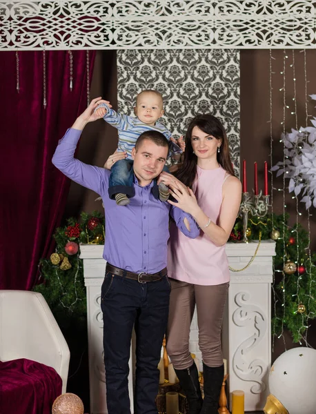 Großfamilie hilft beim Servieren von Weihnachtsessen — Stockfoto