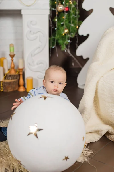 Uma grande família está ajudando a servir o jantar de Natal — Fotografia de Stock