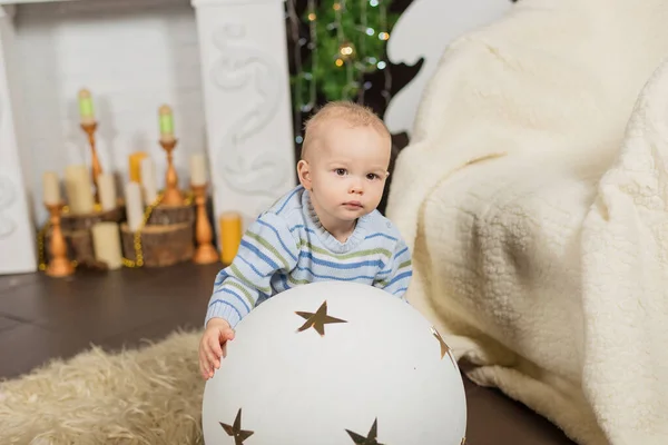 Uma grande família está ajudando a servir o jantar de Natal — Fotografia de Stock