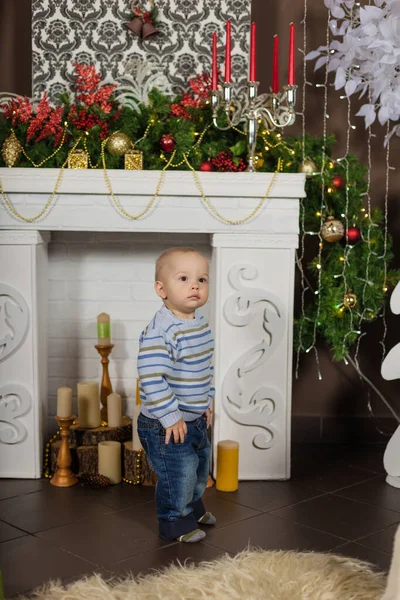 Uma grande família está ajudando a servir o jantar de Natal — Fotografia de Stock