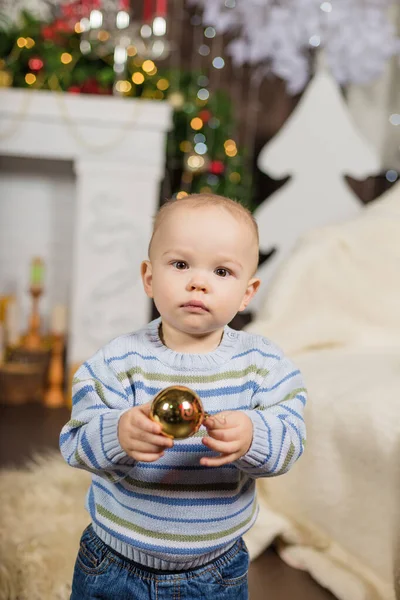 Uma grande família está ajudando a servir o jantar de Natal — Fotografia de Stock