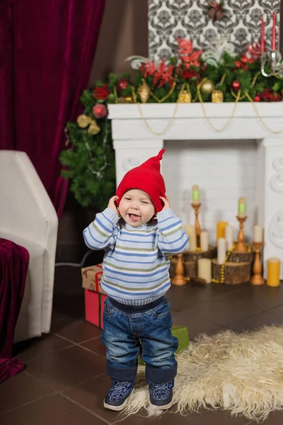 Uma grande família está ajudando a servir o jantar de Natal — Fotografia de Stock