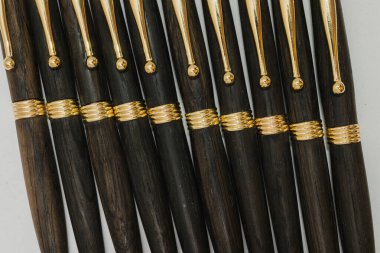 Ahşap ve metal beyaz zemin üzerine tükenmez kalem yapılmış