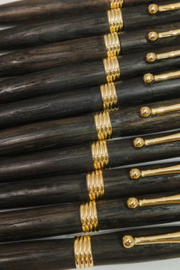 Ahşap ve metal beyaz zemin üzerine tükenmez kalem yapılmış