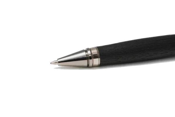 Шариковая ручка из дерева и металла на белом фоне — стоковое фото