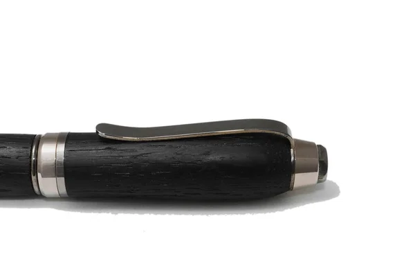 Kuličkové pero ze dřeva a kovu na bílém pozadí — Stock fotografie