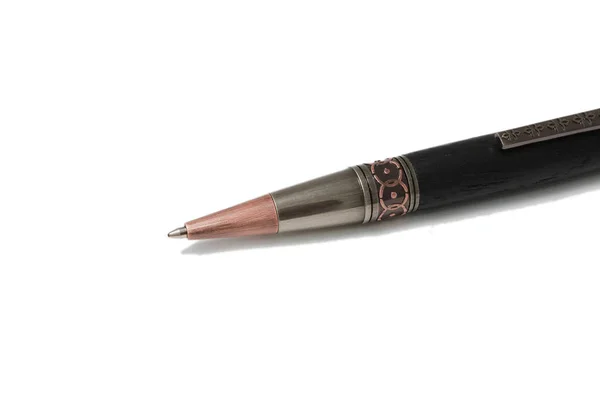 Długopis wykonany z drewna i metalu na białym tle — Zdjęcie stockowe
