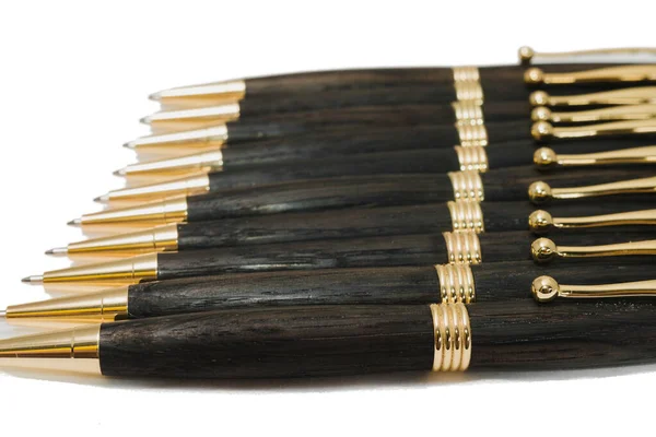 木材や白い背景の上の金属製ボールペン — ストック写真