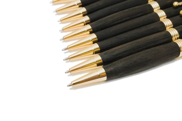 Długopis wykonany z drewna i metalu na białym tle — Zdjęcie stockowe
