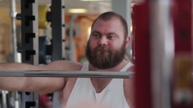 Büyük ve güçlü bir halterci halterle çömelmeye hazırlanıyor..