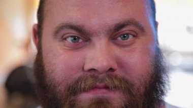 Sakallı bir adamın kocaman yüzü..