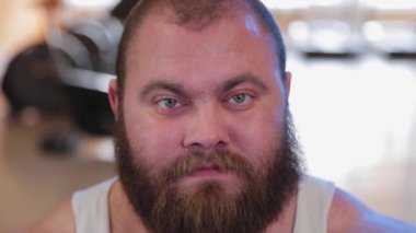 Sakallı bir adamın kocaman yüzü..