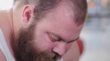 Sakallı bir adamın kocaman yüzü..