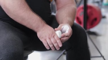 Büyük ve güçlü halterci magnezyayı tutar.