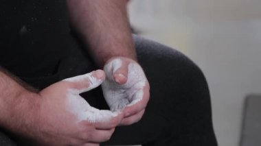 Büyük ve güçlü halterci magnezyayı tutar.