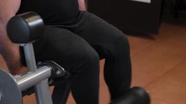 Çok büyük sakallı vücut geliştirici spor salonunda bacak çalıştırıyor..