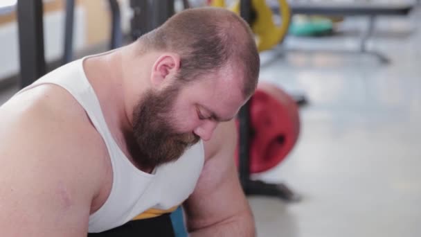 Cara grande de un hombre barbudo . — Vídeos de Stock