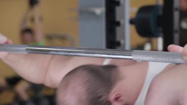 Ein großer und kräftiger Gewichtheber bereitet sich auf die Hocke mit der Langhantel vor. — Stockvideo