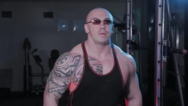 Professionele bodybuilder traint biceps met halters in een sportclub. — Stockvideo