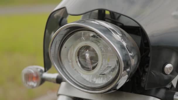 Grote motorfiets koplamp licht op. — Stockvideo