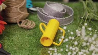 Çiçekçi gözyaşları özel bir aletle gülden iğneler yapar..