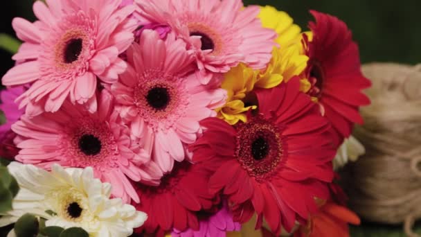Schöne helle saftige Blumen auf dem Tisch beim Floristen. — Stockvideo