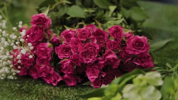 Hermosas flores jugosas brillantes en la mesa en la floristería . — Vídeos de Stock