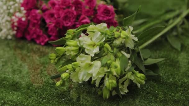 Beautiful bright juicy flowers on the table at the florist. — Stock Video