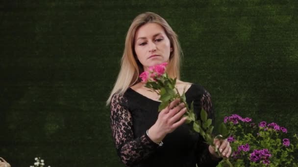 Флоріан тримає квіти в руках. Прекрасні квіти. — стокове відео