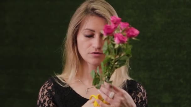 Florista escolhe flores para um buquê . — Vídeo de Stock