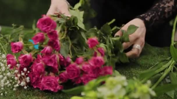 Bloemist plukt bloemen voor een boeket. — Stockvideo