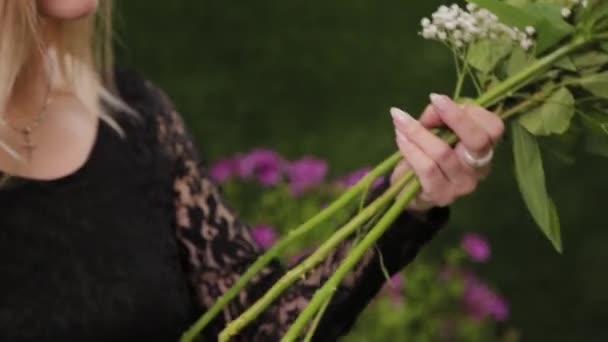 Florist schneidet Blütenstiele für einen Strauß mit der Schere. — Stockvideo