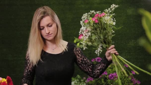 Florista segura flores em suas mãos. Lindas flores . — Vídeo de Stock