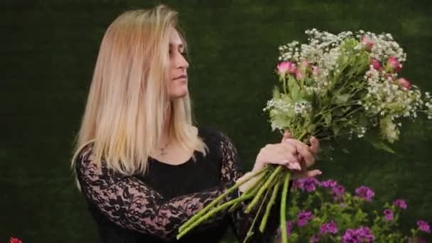 Fleuriste tient des fleurs dans ses mains. De belles fleurs . — Video