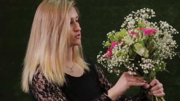 Florista segura flores em suas mãos. Lindas flores . — Vídeo de Stock