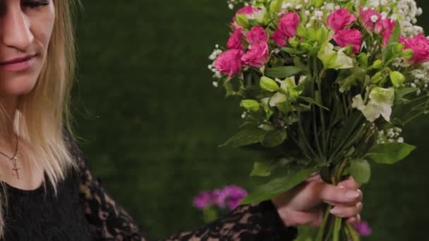 Kwiaciarnia trzyma kwiaty w rękach. Piękne kwiaty. — Wideo stockowe