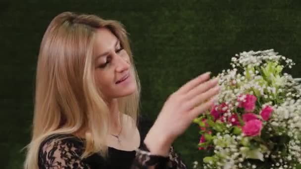 Florista detém um buquê em suas mãos . — Vídeo de Stock