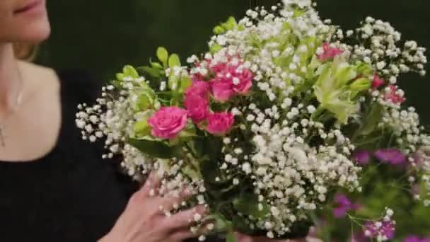 Fleuriste tient un bouquet dans ses mains . — Video