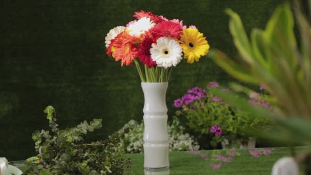 Krásná kytice ve váze na stole. — Stock video