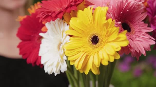 Fleuriste prend un bouquet avec ses mains . — Video