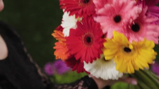 Florist takes a bouquet with his hands. — Stock Video