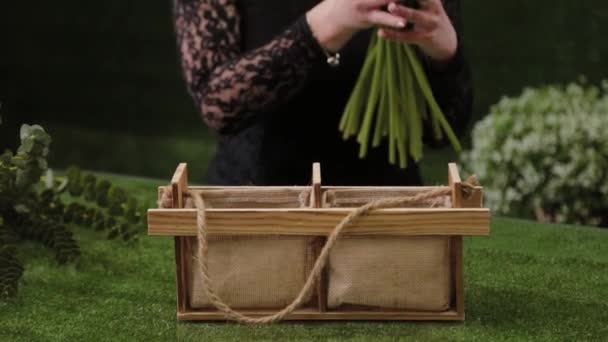 Florista coloca um buquê na mesa . — Vídeo de Stock