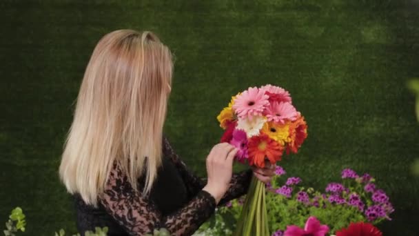 Fleuriste tient un bouquet dans ses mains . — Video