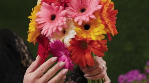 Florist holds a bouquet in her hands. — Stock Video
