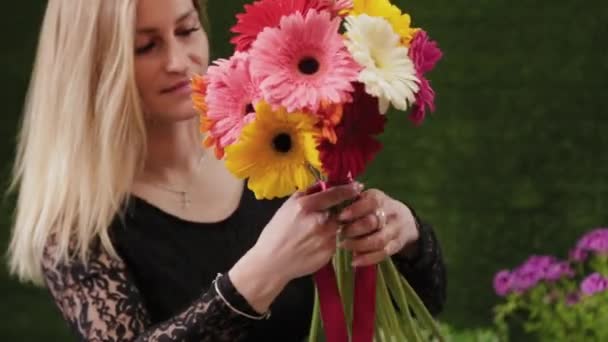 Florist bindet einen schönen bunten Strauß mit Schleifen. — Stockvideo