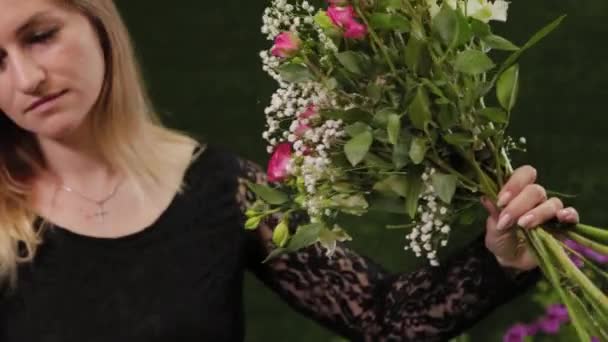 Fleuriste tient des fleurs dans ses mains. De belles fleurs . — Video