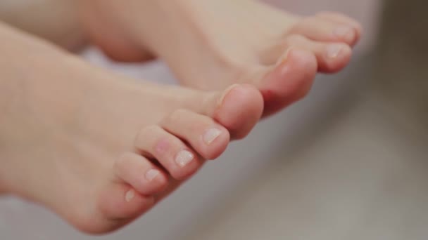 Pernas femininas na mesa de pedicure antes do procedimento . — Vídeo de Stock