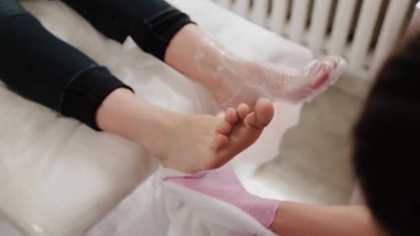 Mestre de pedicure trata as pernas de uma mulher . — Vídeo de Stock