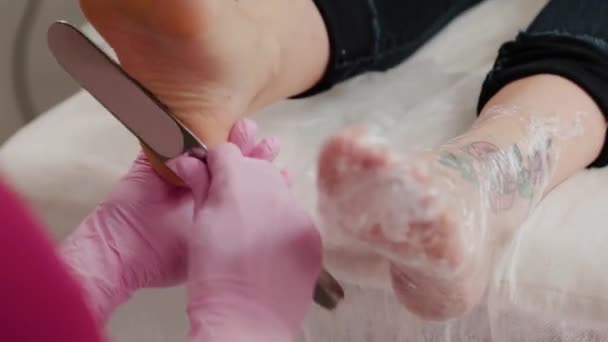 Pedicure master nettoie les jambes d'une femme . — Video