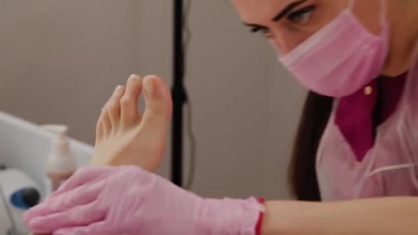 Pedicure master nettoie les jambes d'une femme . — Video